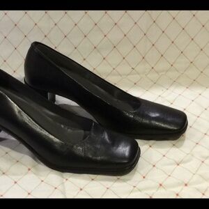 Women’s black heels shoes